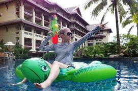 搞笑泳池图片,搞笑泳池瞬间，欢乐一“泳”而尽